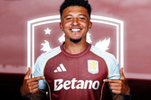 排球赛场球员跃起扣杀的激情瞬间