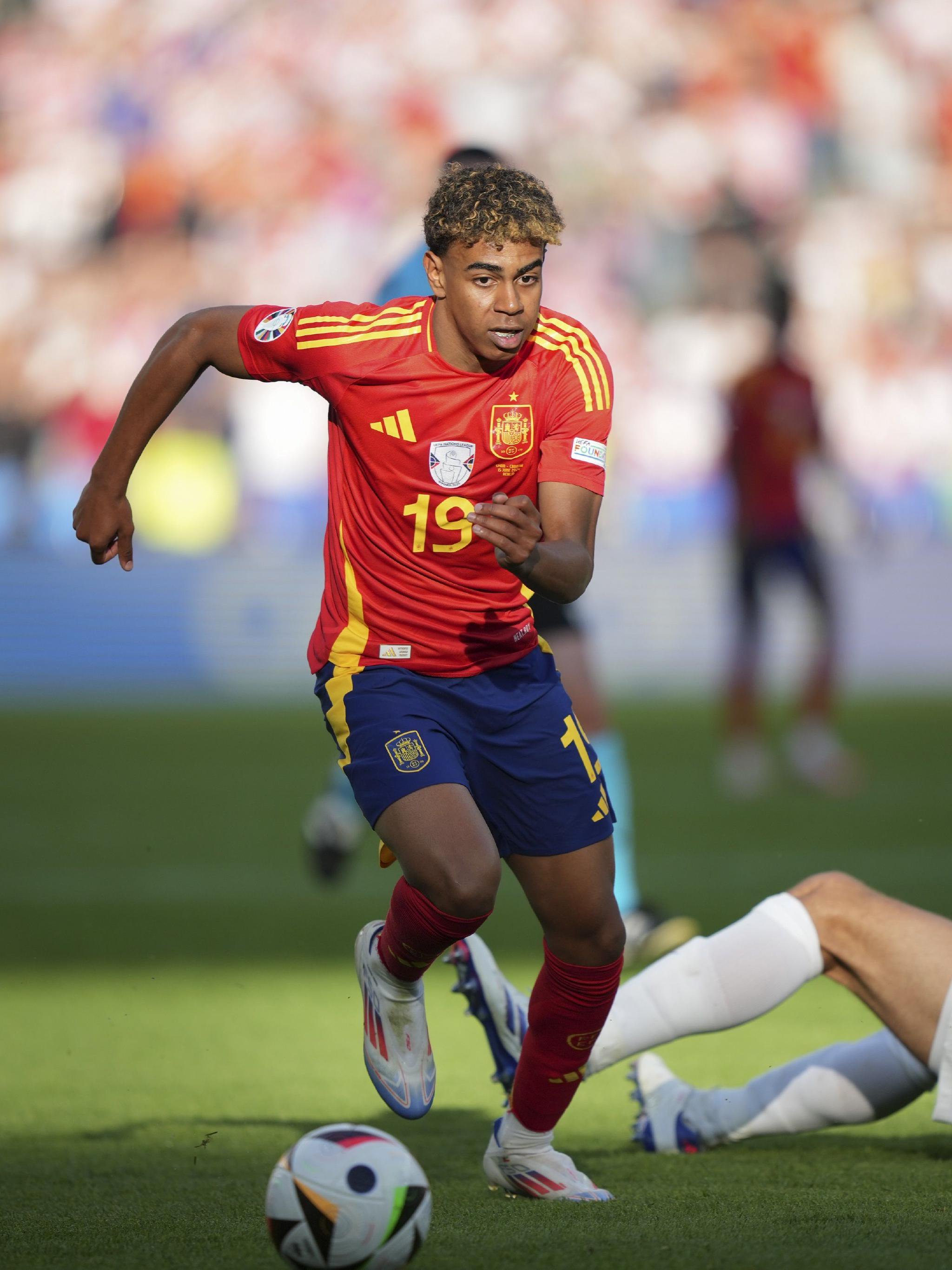 高尔夫球手挥杆击球的优雅瞬间