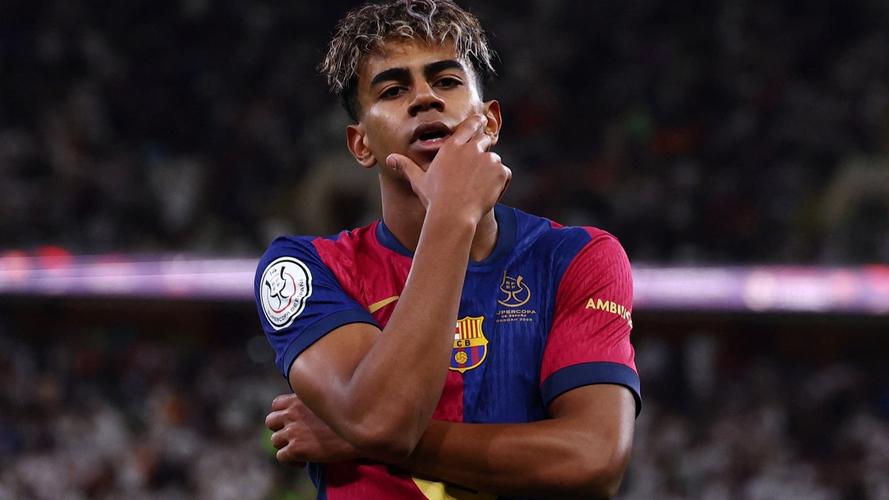 滑雪选手高速下坡的冒险瞬间